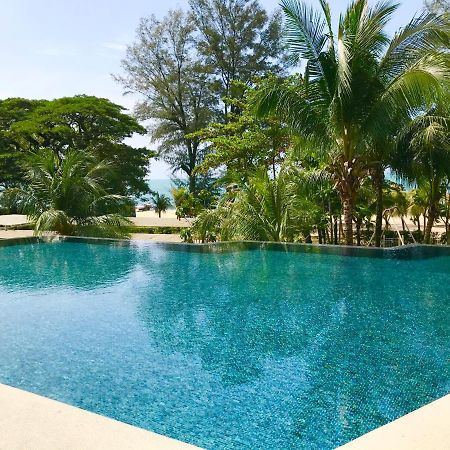 By The Beach - Luxury 2 Bedrooms Family Suite บาตูเฟอริงกี ภายนอก รูปภาพ
