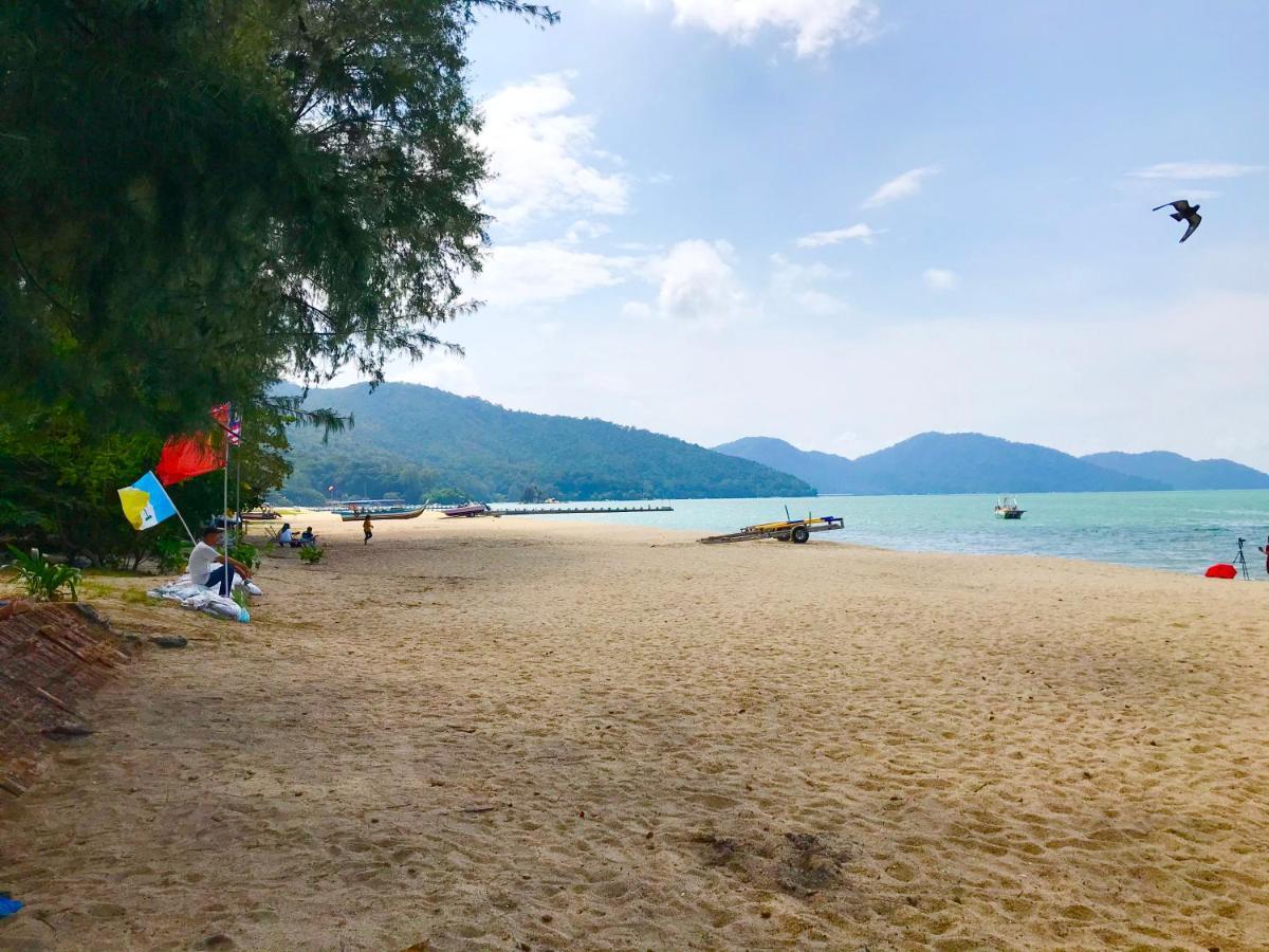 By The Beach - Luxury 2 Bedrooms Family Suite บาตูเฟอริงกี ภายนอก รูปภาพ