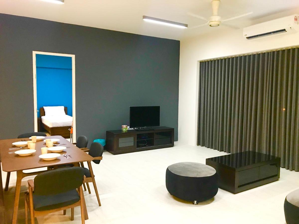 By The Beach - Luxury 2 Bedrooms Family Suite บาตูเฟอริงกี ภายนอก รูปภาพ