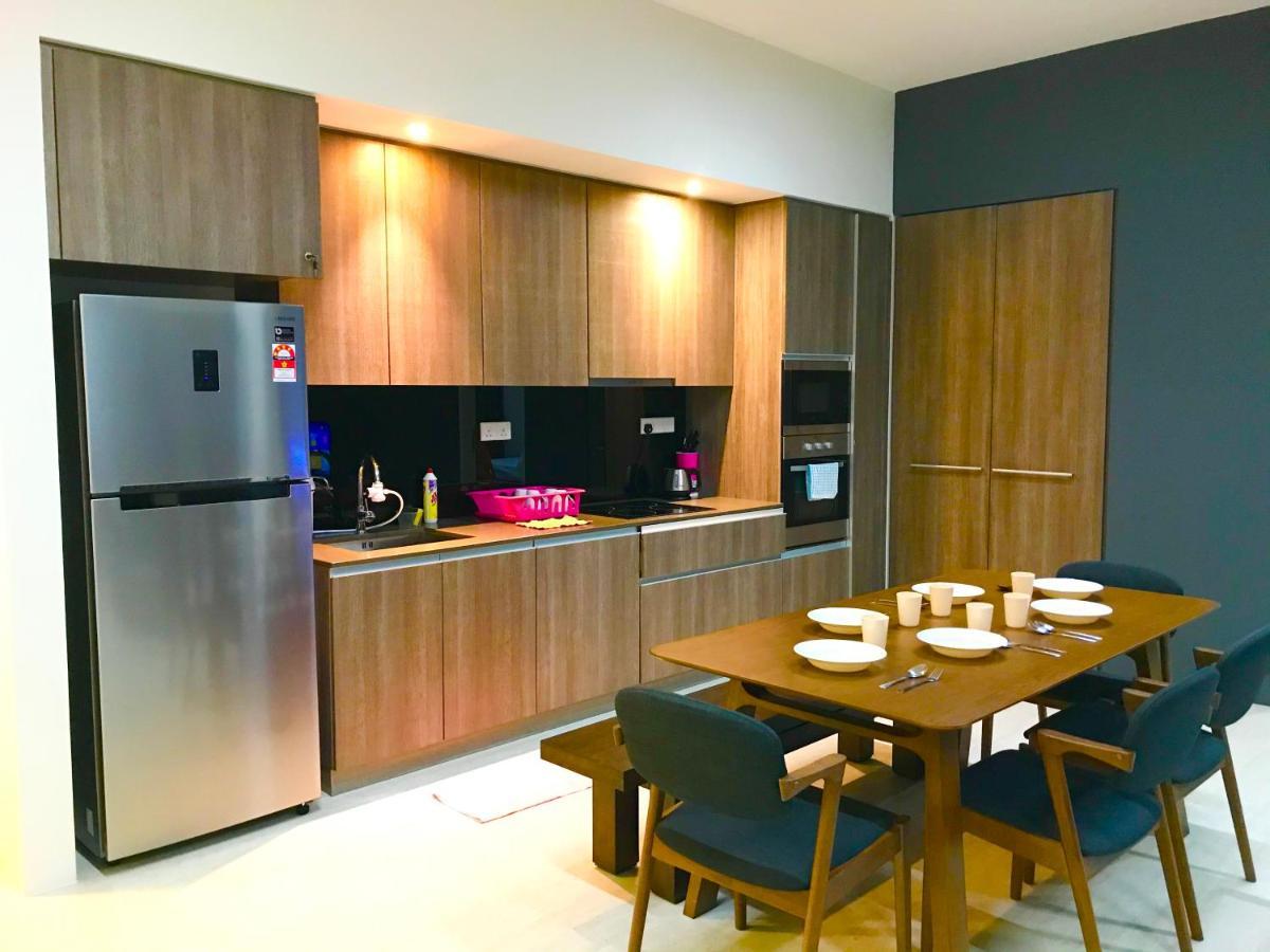 By The Beach - Luxury 2 Bedrooms Family Suite บาตูเฟอริงกี ภายนอก รูปภาพ
